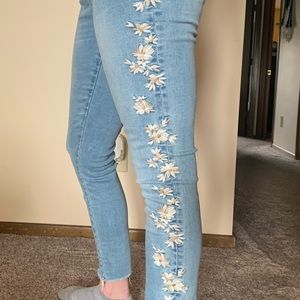 ABERCROMBIE HIGH RISE SKINNY W/ FLORAL TRIM🌼
